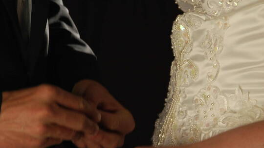 新郎把戒指戴在新娘的手指上视频素材模板下载