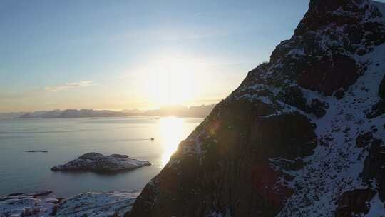 夕阳下的雪山