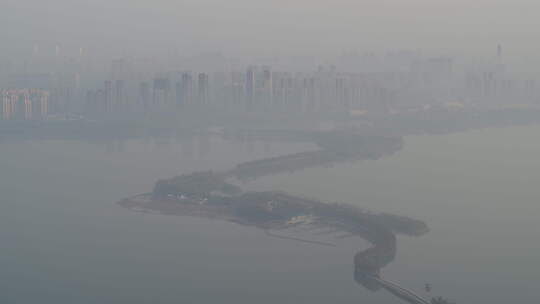 航拍武汉东湖公园清晨大雾江岸城市建筑视频素材模板下载