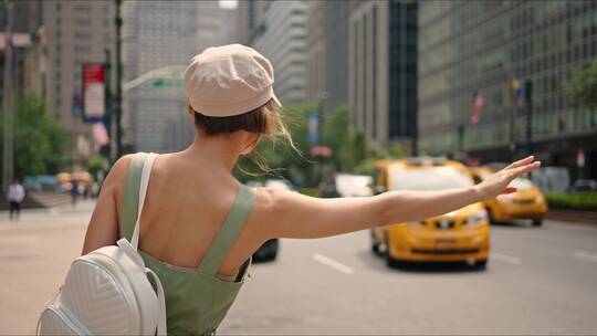 女人在城市里招手打车视频素材模板下载