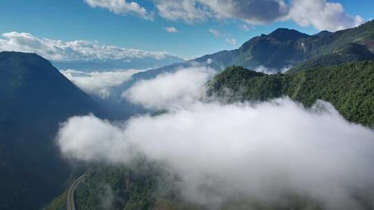 航拍云海中的云南大山