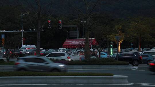 夜幕降临的城市景观