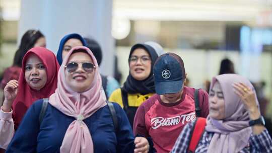 新加坡 机场 中东女性 游客 旅行 值机 候机