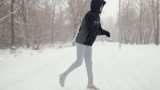 年轻的高加索运动员在下雪的冬天在户外交替