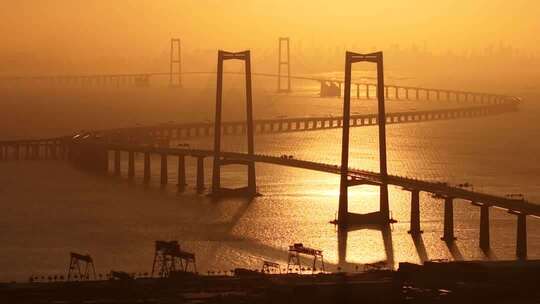 金色日出下的深中通道