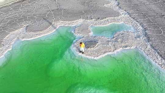 青海海西大柴旦翡翠湖碧水人物航拍视频