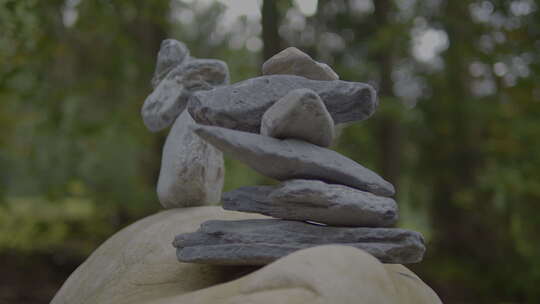 象征精神平衡生活方式概念背景的石头