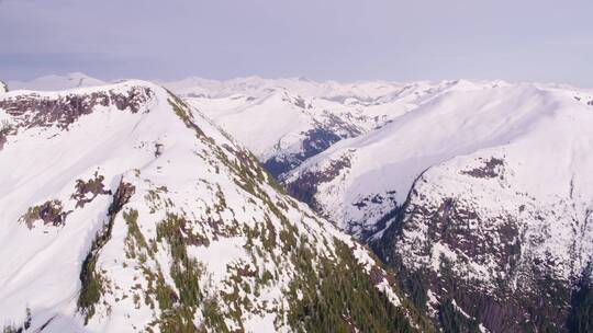 航拍的雪山景观