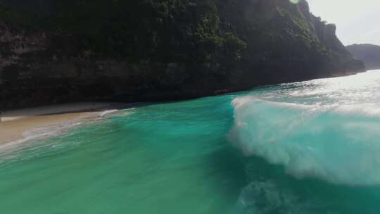 FPV穿越机无人机航拍大海海浪冲击沙滩人群