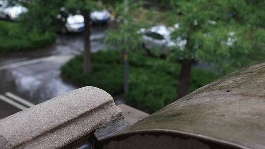 下雨场景，旗袍女孩打伞撑在雨中，雨滴落下