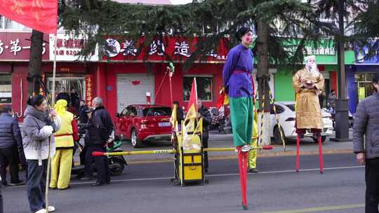 街头踩高跷表演，游街 传统表演