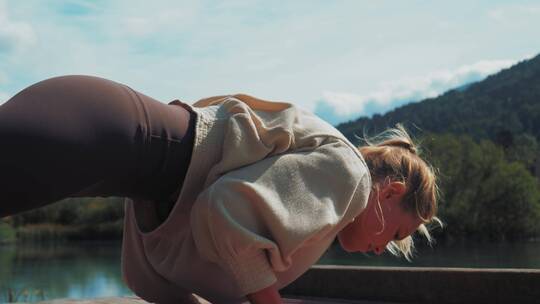 女人在湖边做瑜伽视频素材模板下载