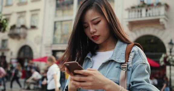 女人在街头玩手机