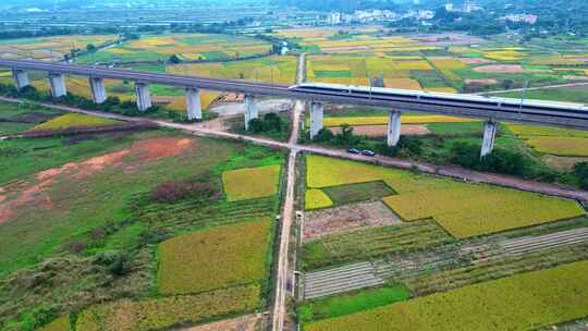 田野间的高铁线路航拍风光