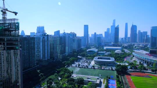 清晨阳光照耀广州珠江新城CBD摩天建筑景观
