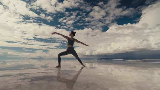 反思，年轻女子，瑜伽，云