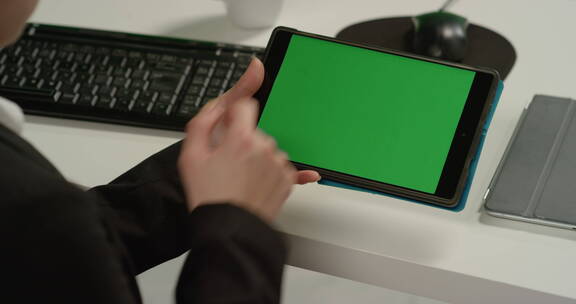 职员滑动绿幕平板电脑