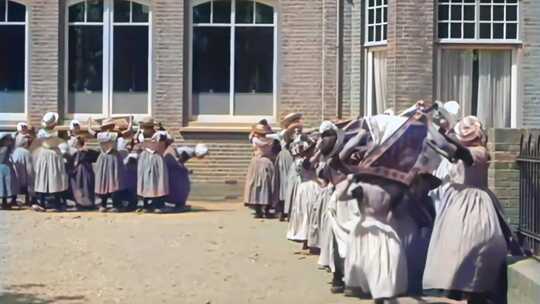 100多年前的荷兰儿童课间