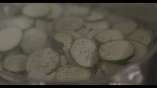 西葫芦和洋葱在炉子上煎锅的特写镜头