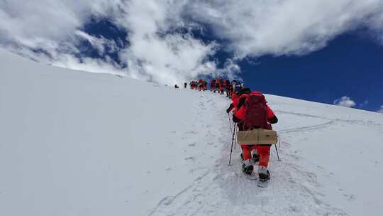 攀登冰川之父慕士塔格峰雪山的登山队队员