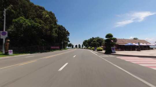大范围延时自驾游行驶在海岛的公路上视频素材模板下载