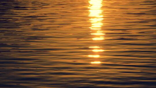 夕阳水面景色黄昏阳光反光闪耀波纹荡漾