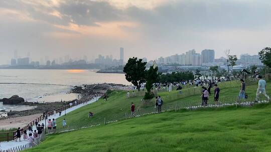 旅游景区，青岛小麦岛草地看夕阳