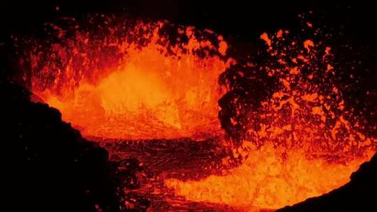 火山喷发时喷溅熔岩的特写镜头