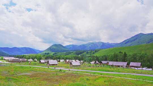 中国新疆北疆阿勒泰禾木村原始村庄夏天风景