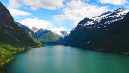 挪威，山脉，北极湖，无人机景观，美丽的风景