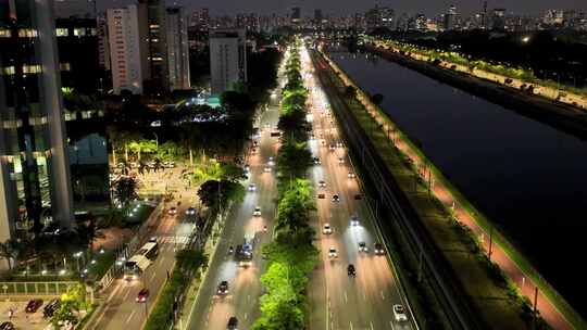 巴西圣保罗边际皮涅罗斯高速公路的夜景