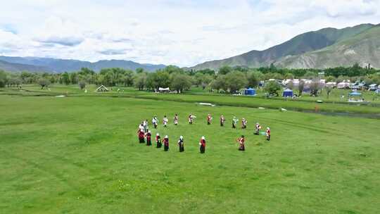 在草地上跳锅庄的藏族同胞视频素材模板下载