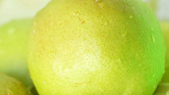 带水珠青苹果微距画面