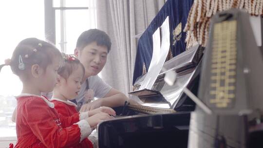 亲子时光爸爸陪小孩弹钢琴陪伴成长双胞胎