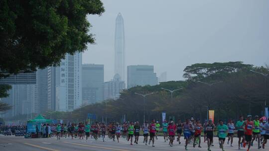 城市马拉松奔跑的人群运动员