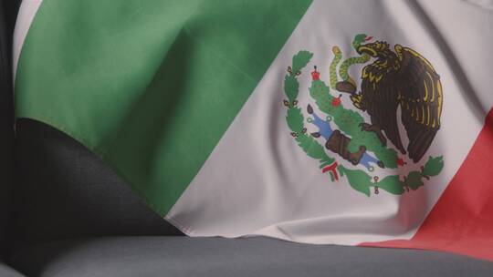 家庭沙发上挂墨西哥国旗的特写