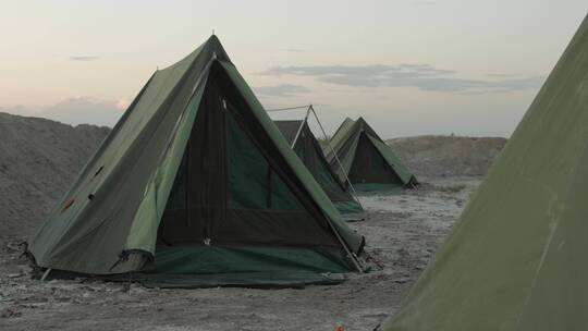 沙漠中的框架帐篷视频素材模板下载