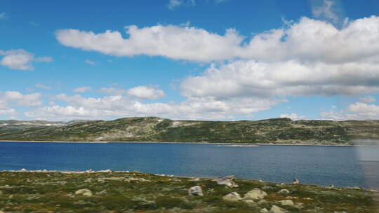 从窗口拍摄的挪威乡村美丽的风景