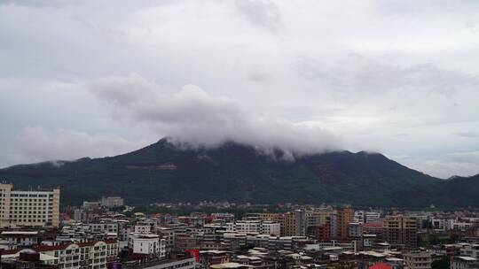 小镇阴天下雨天乌云天空山云雾流动雾气雨后