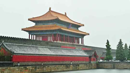 北京夏季下雨中雨水冲刷的故宫皇城角楼红墙