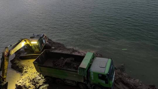 挖掘机卡车河床作业现场泥沙河流全景视频素材模板下载