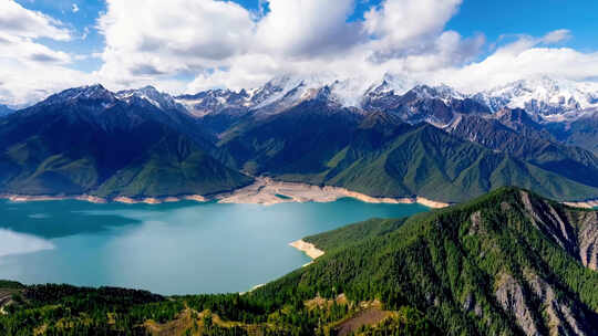 高山湖泊自然风光全景