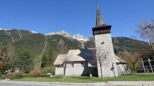 山脚下的教堂天际线景观视频素材模板下载