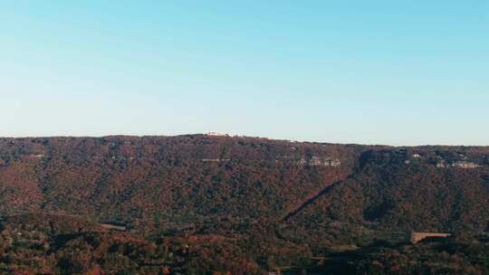 无人机拍摄的山区、山谷和高原