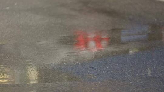 下雨天马路路面倒影