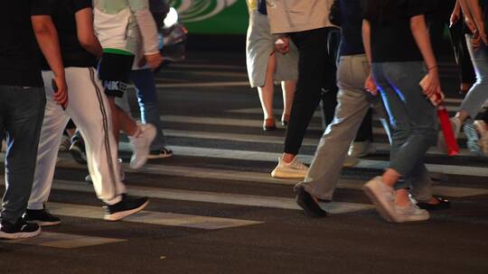 城市行人脚步匆匆-走路脚步近景视频素材模板下载