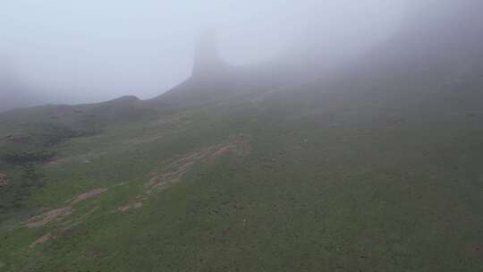 青海海南拉脊山山峰云雾航拍视频