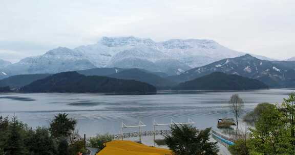 高清实拍瓦屋山雅女湖雪山湖泊