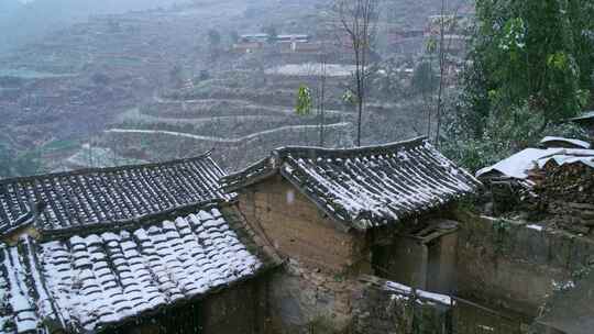 乡村雪景中的传统民居