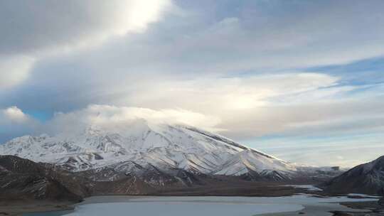 魅力雪山，蔚为壮观。